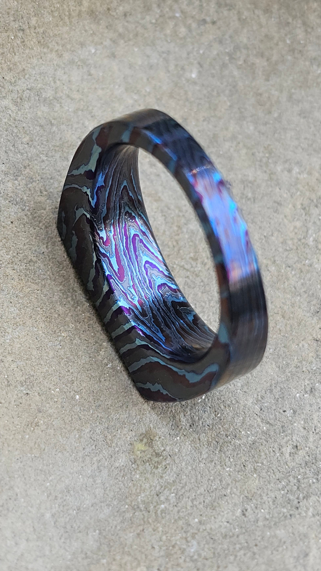 Anello squadrato flat top in damasco di titanio e zirconio