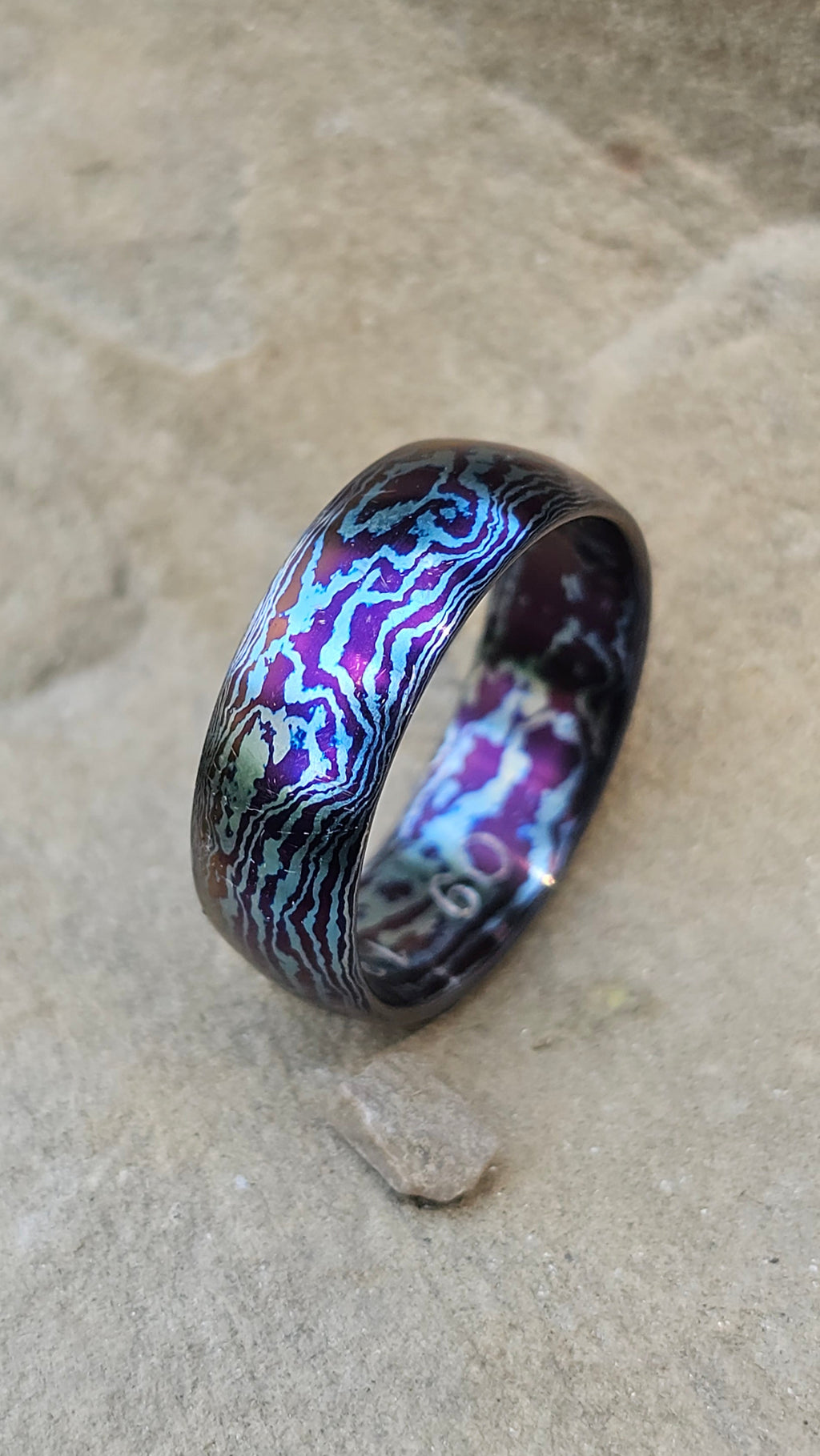 Anello in Damasco di Titanio Finitura lucida, Anodizzata con Sfumature Viola e azzurro