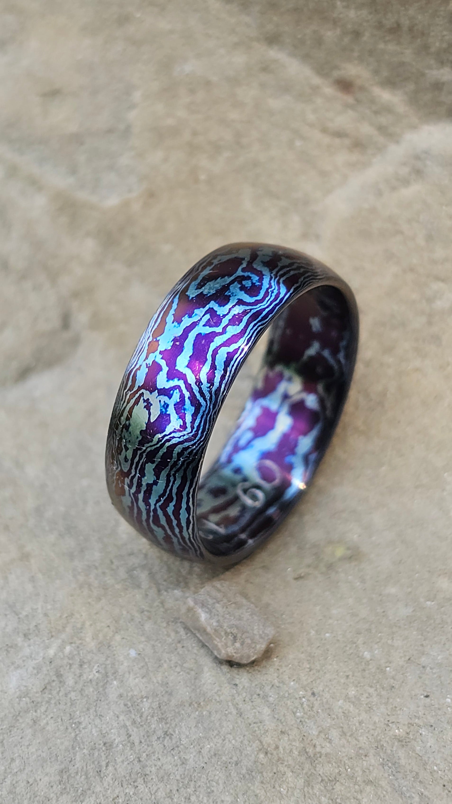 Anello in Damasco di Titanio Finitura lucida, Anodizzata con Sfumature Viola e azzurro