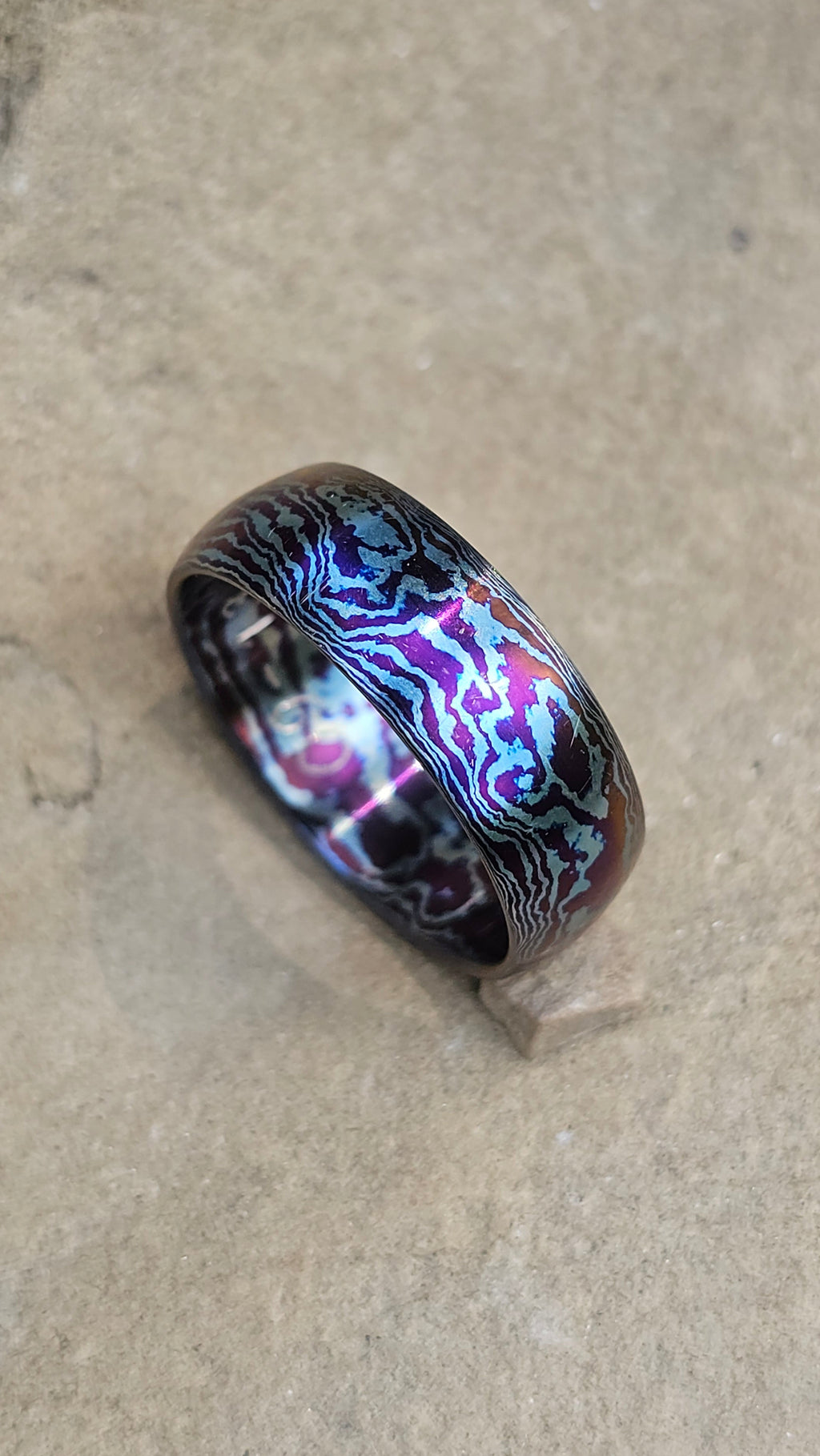 Anello in Damasco di Titanio Finitura lucida, Anodizzata con Sfumature Viola e azzurro