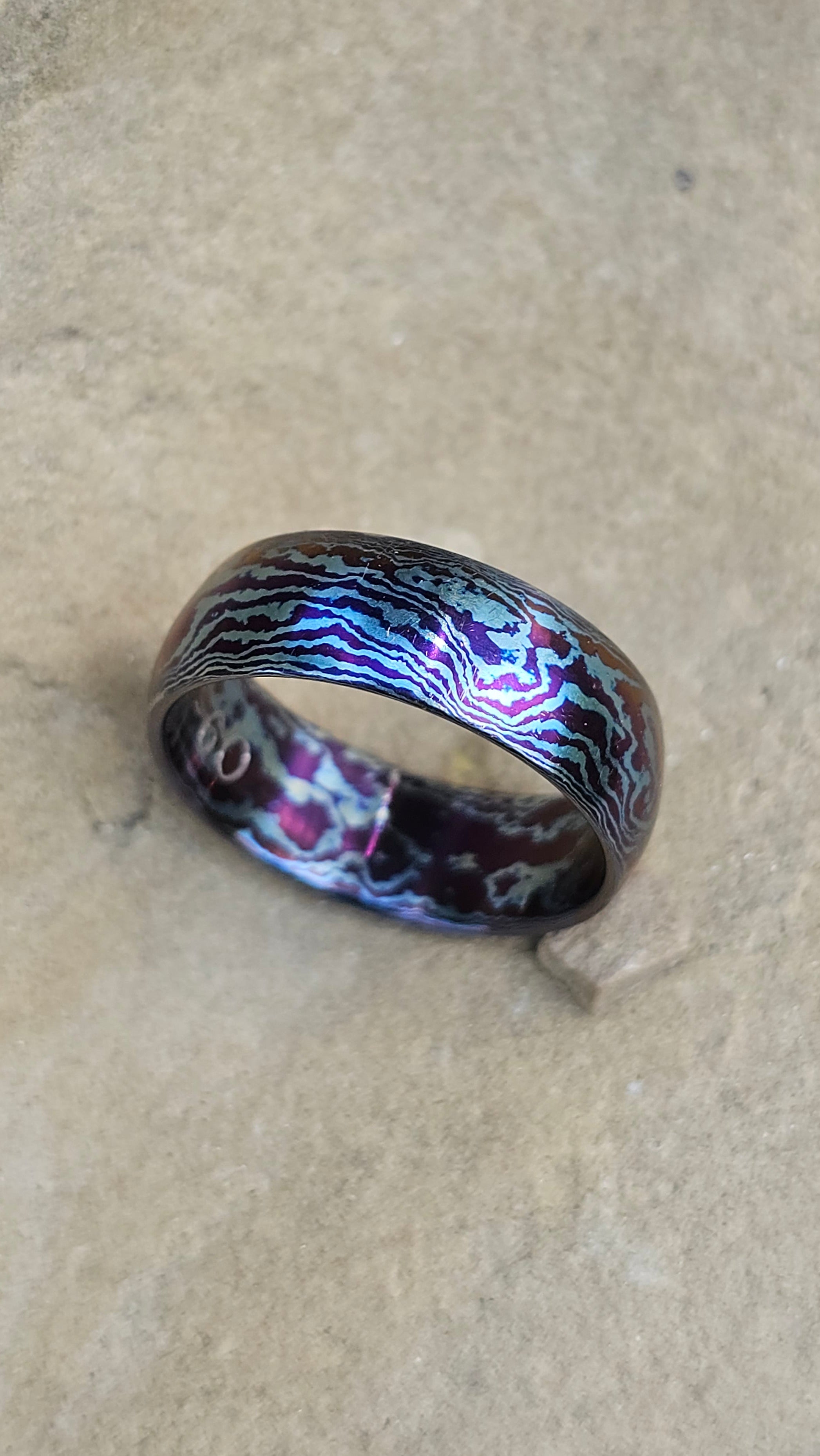 Anello in Damasco di Titanio Finitura lucida, Anodizzata con Sfumature Viola e azzurro