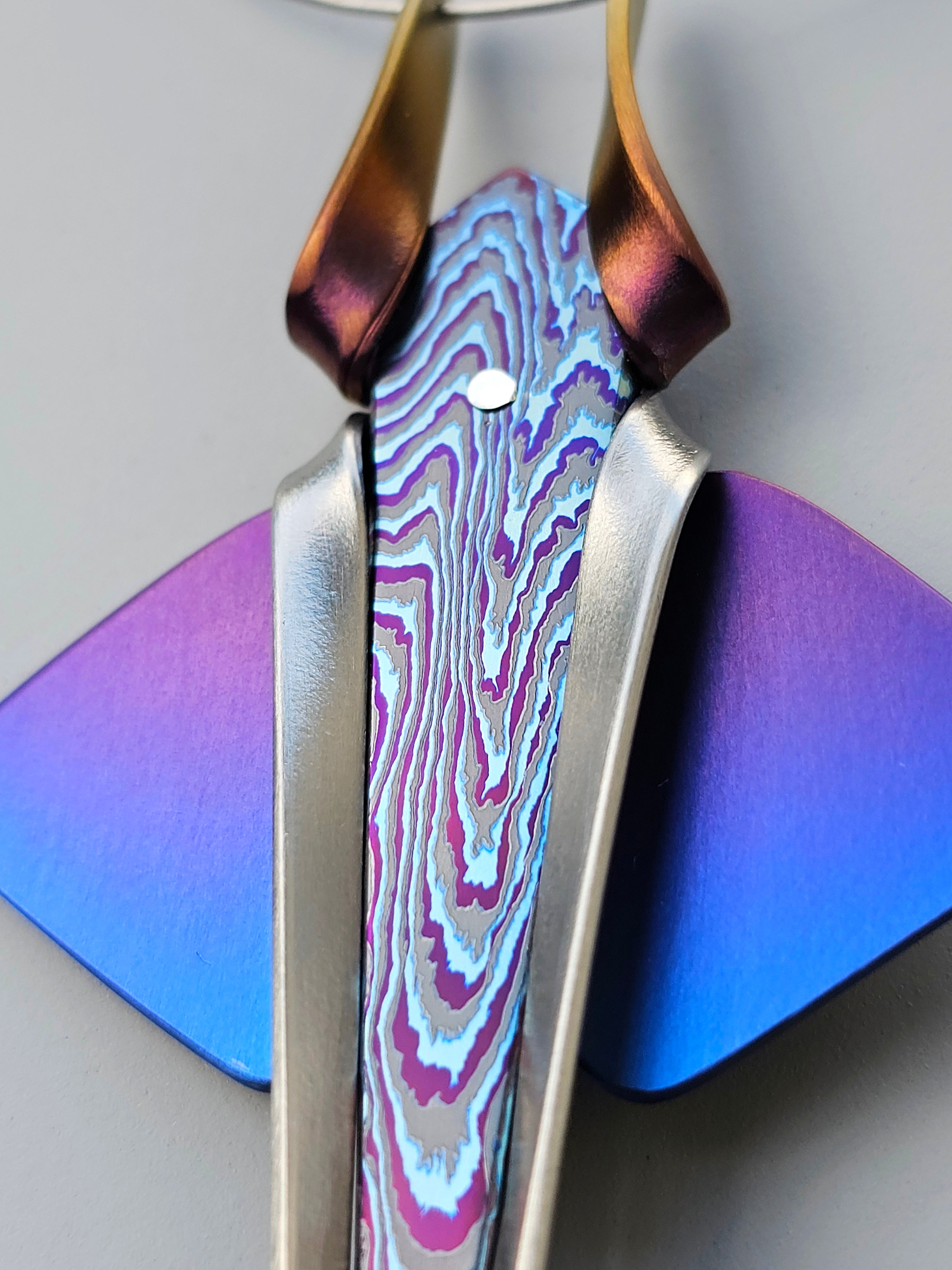 Pendente Scultura "Stingray" in Titanio e Damasco Ti-Zr Forgiato a Mano