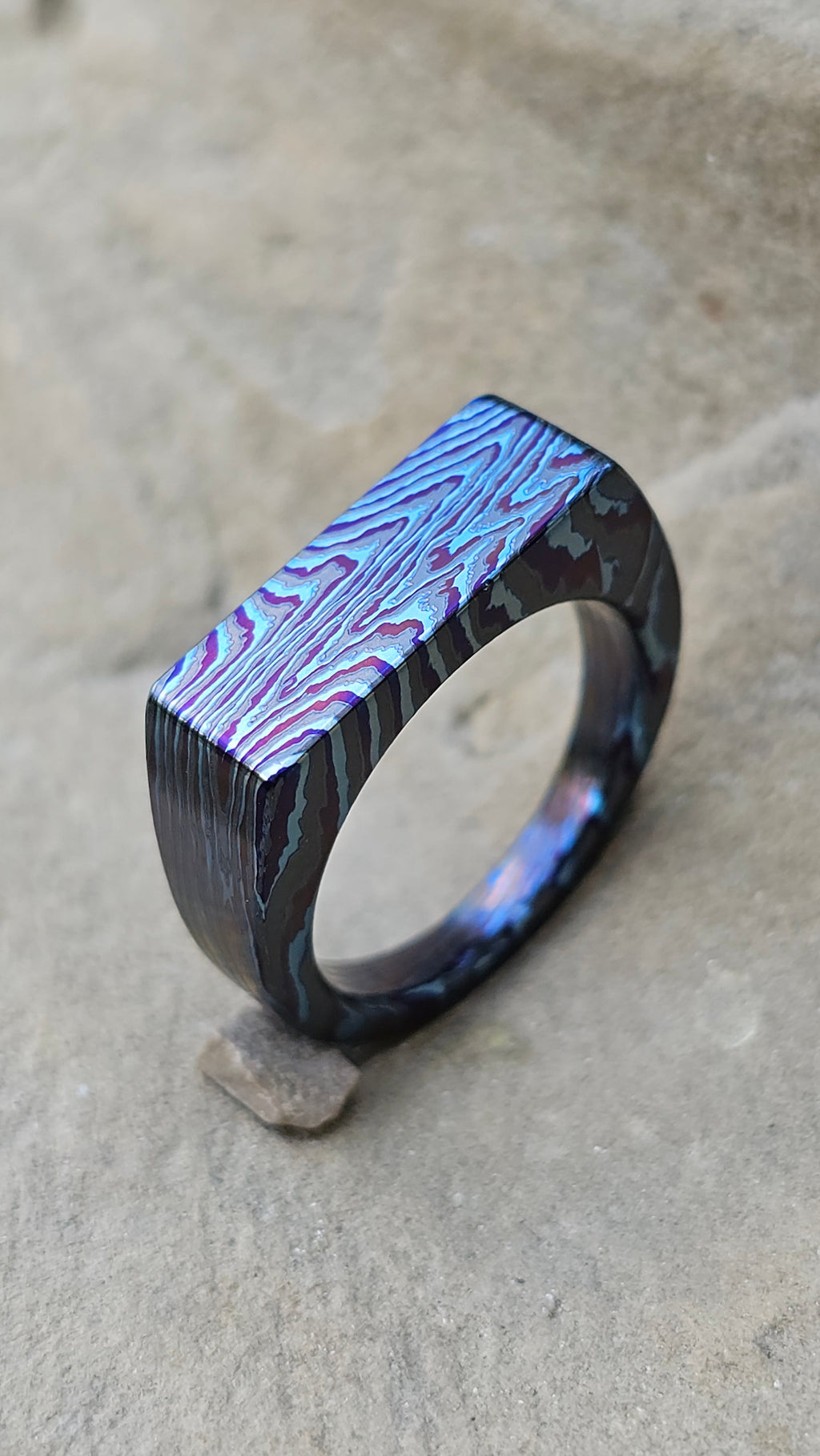 Anello squadrato flat top in damasco di titanio e zirconio