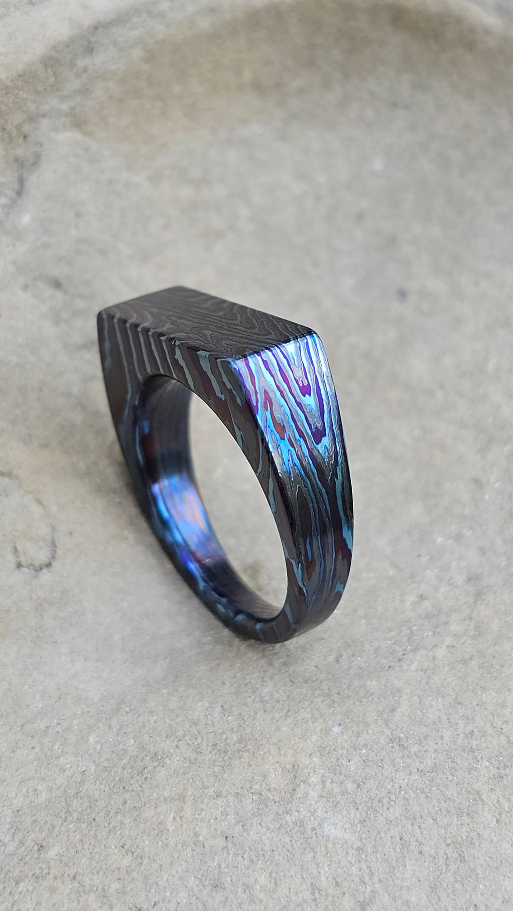 Anello squadrato flat top in damasco di titanio e zirconio