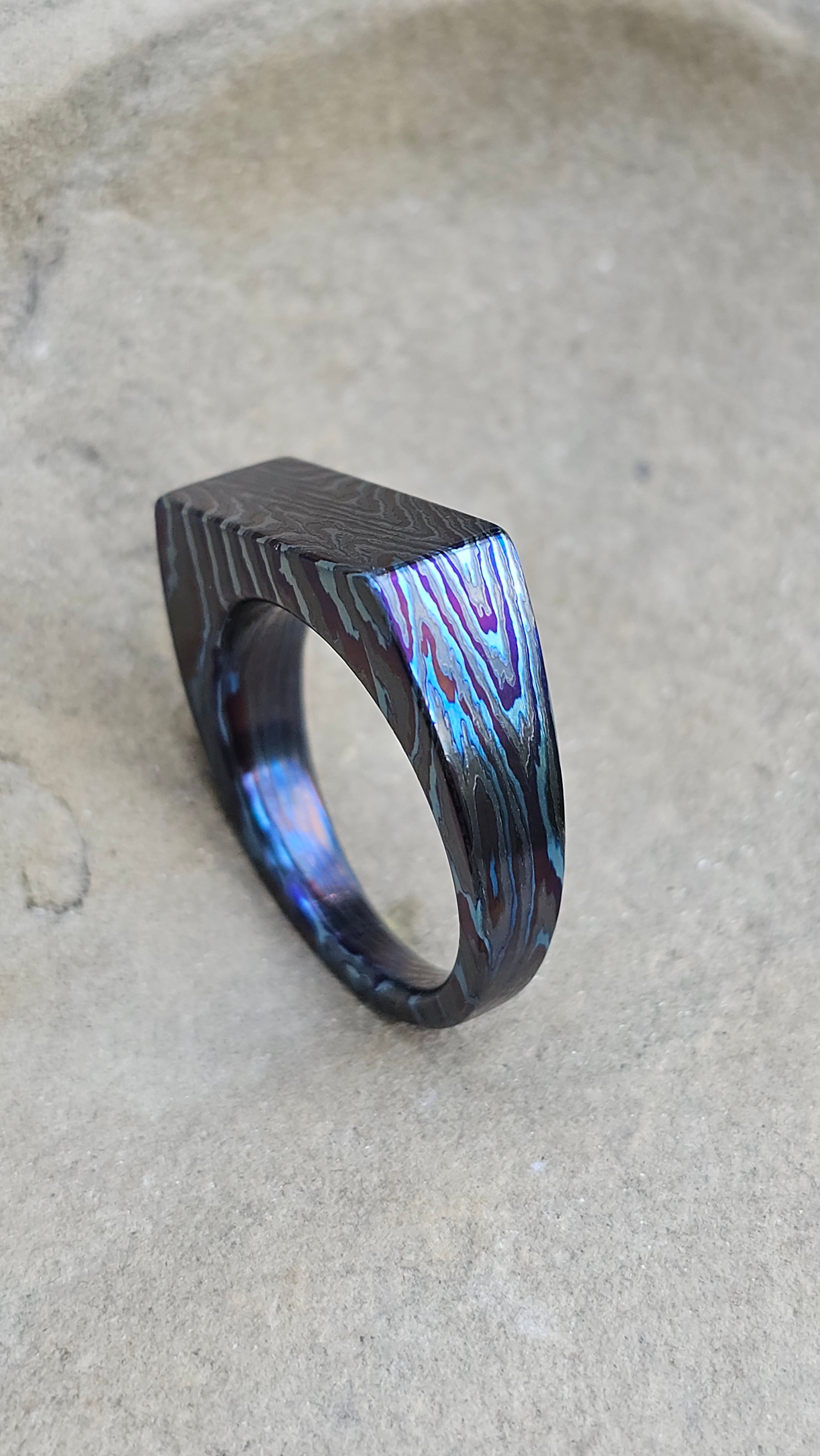 Anello squadrato flat top in damasco di titanio e zirconio