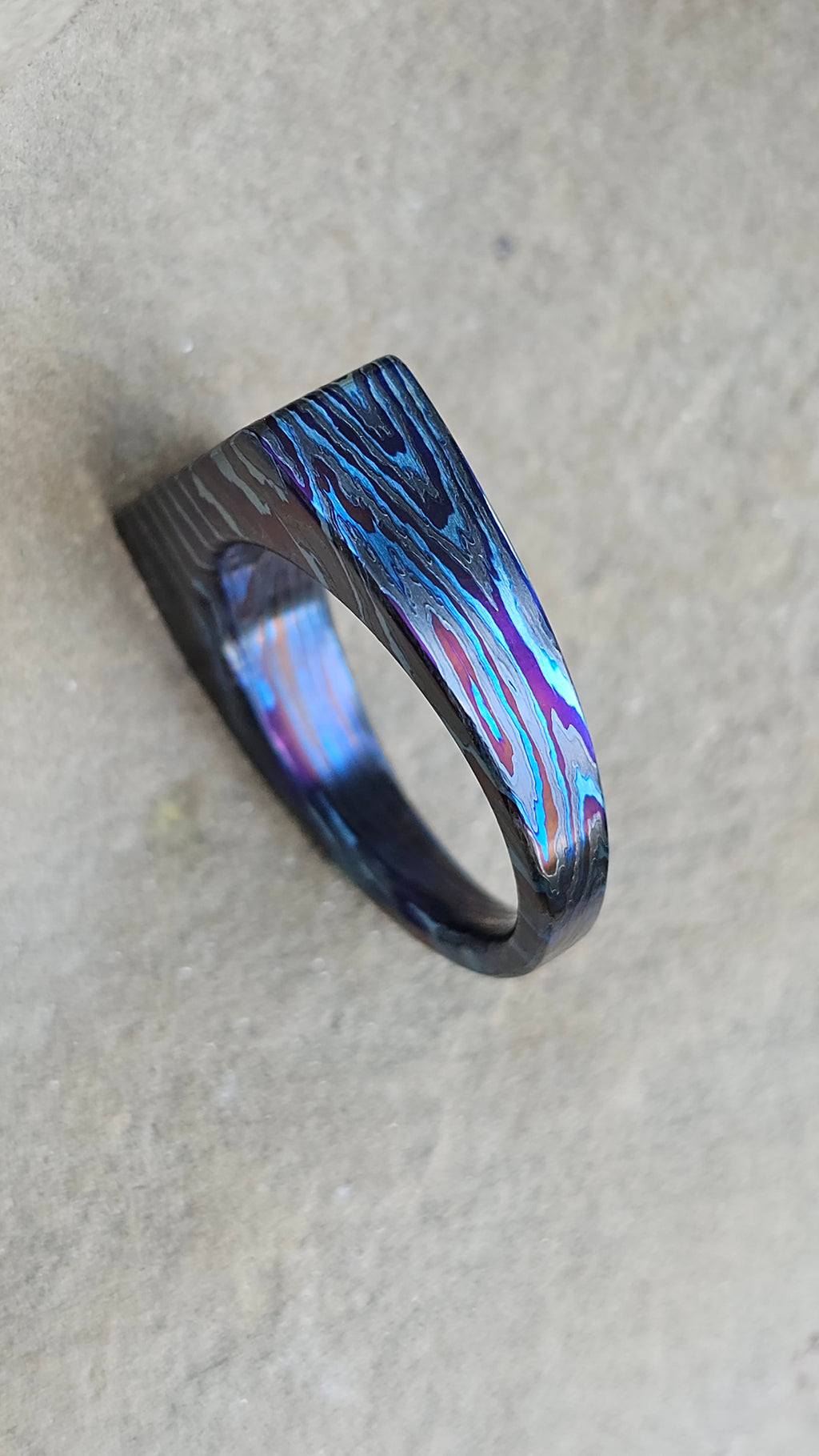 Anello squadrato flat top in damasco di titanio e zirconio