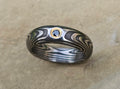 Anello in acciao damasco inox con diamante nero avvolto in fascia d'oro giallo 18kt