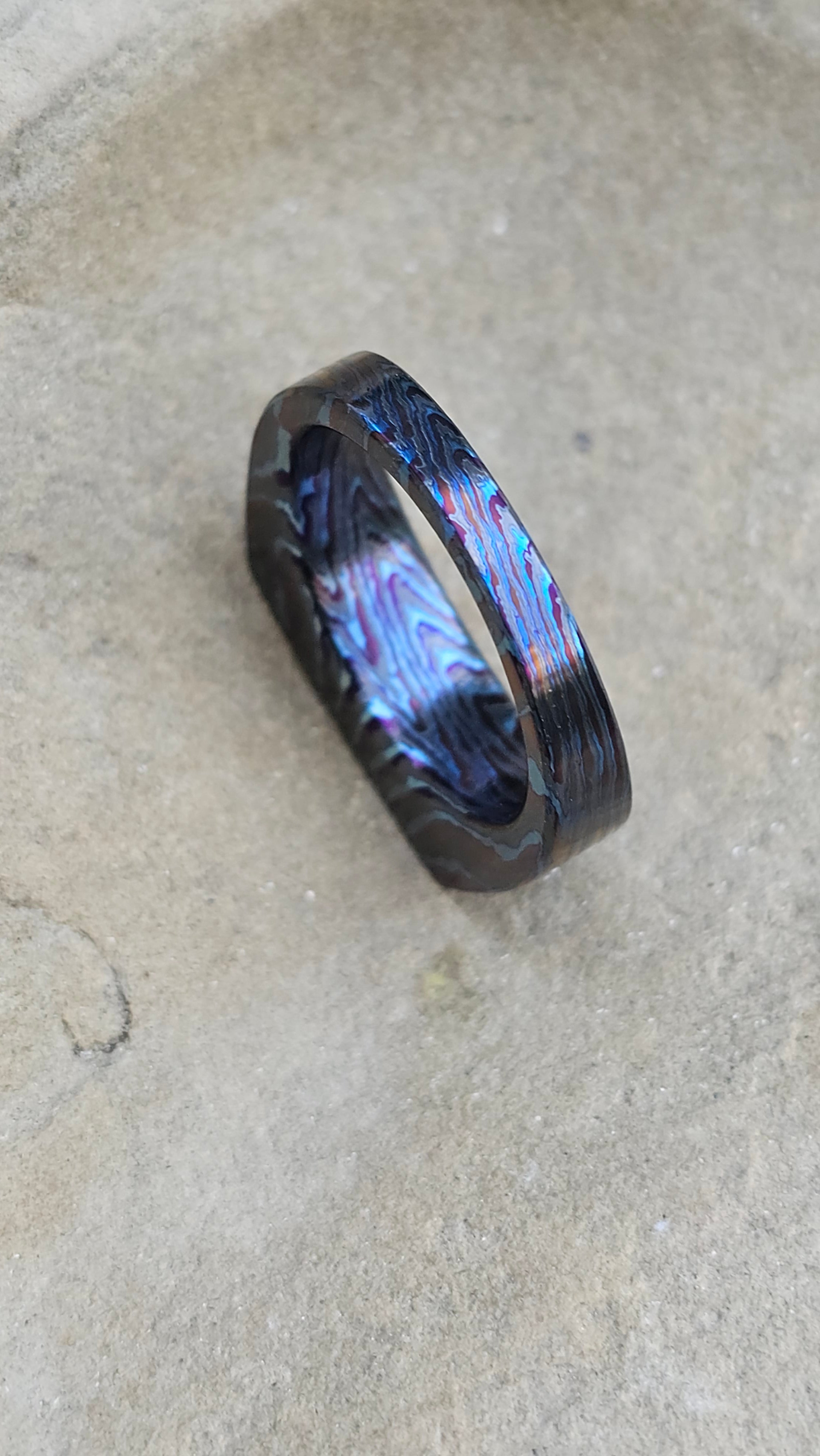 Anello squadrato flat top in damasco di titanio e zirconio