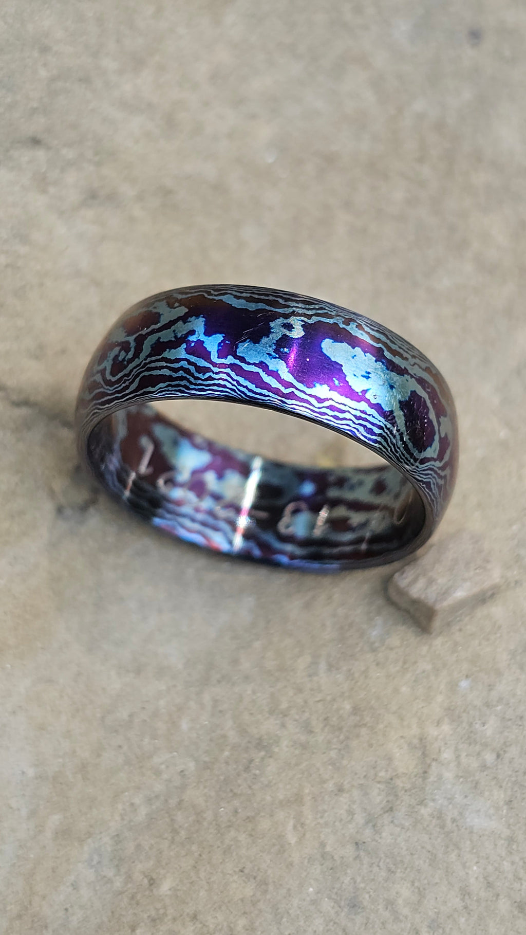 Anello in Damasco di Titanio Finitura lucida, Anodizzata con Sfumature Viola e azzurro