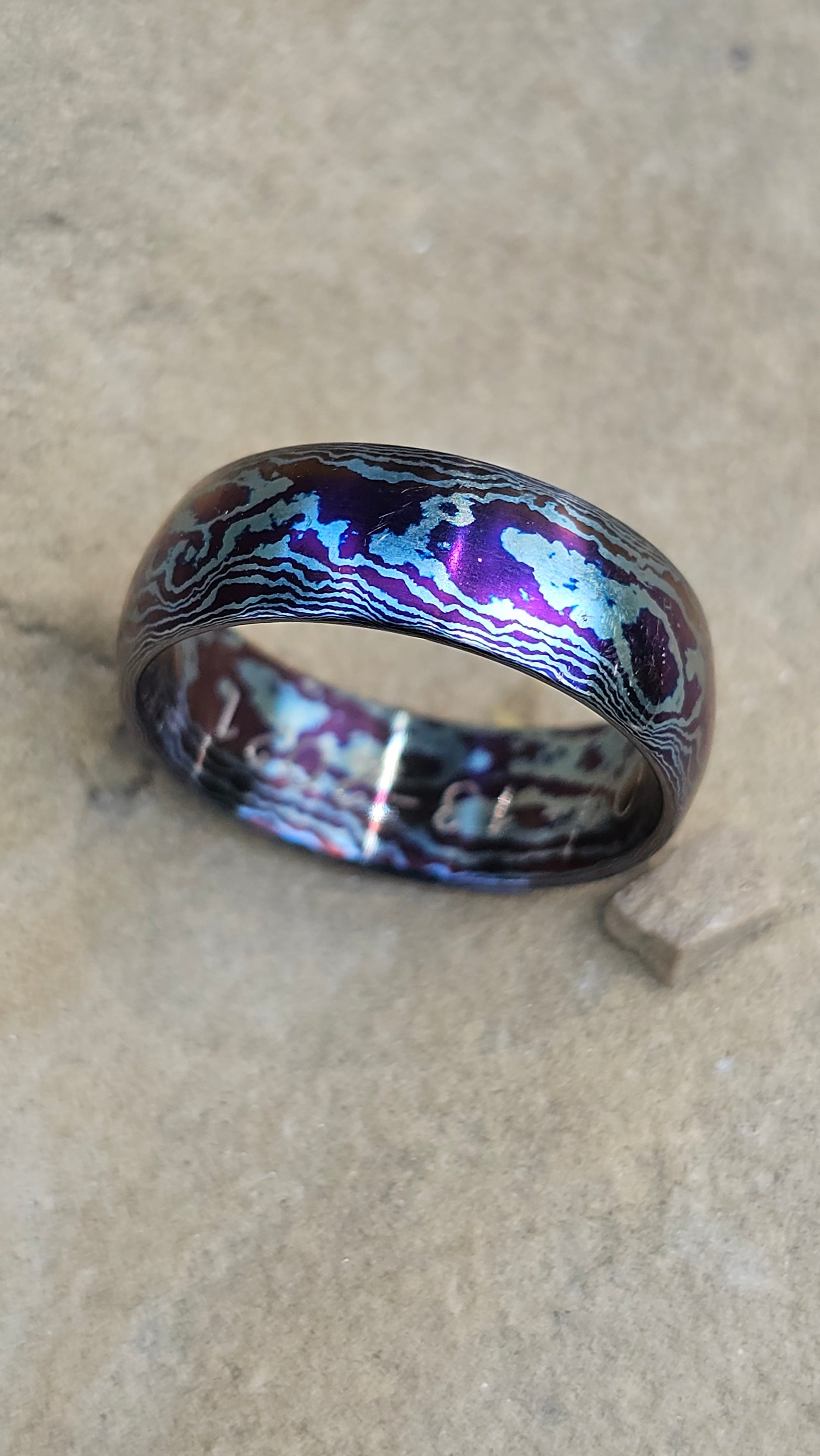 Anello in Damasco di Titanio Finitura lucida, Anodizzata con Sfumature Viola e azzurro
