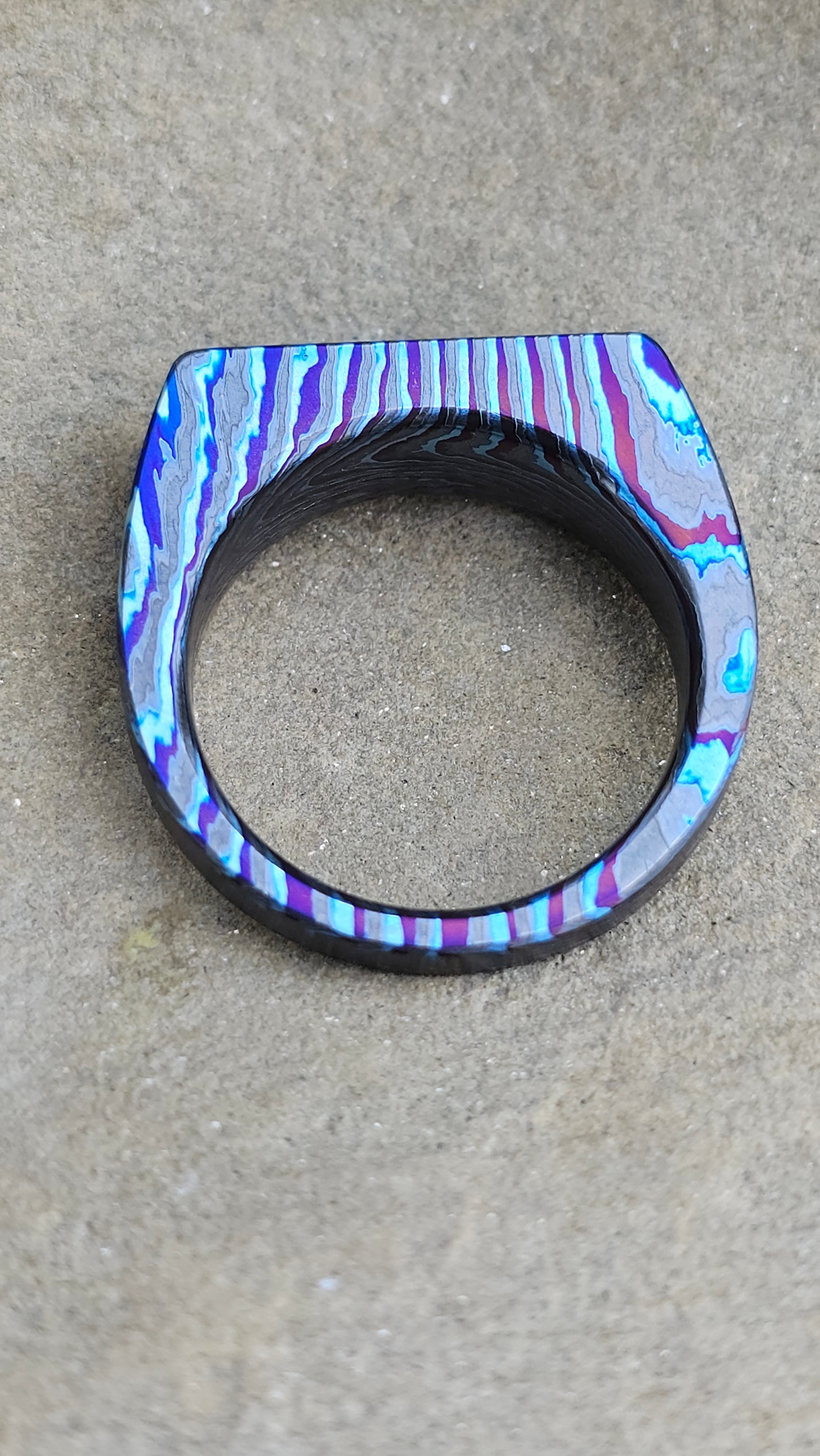 Anello squadrato flat top in damasco di titanio e zirconio